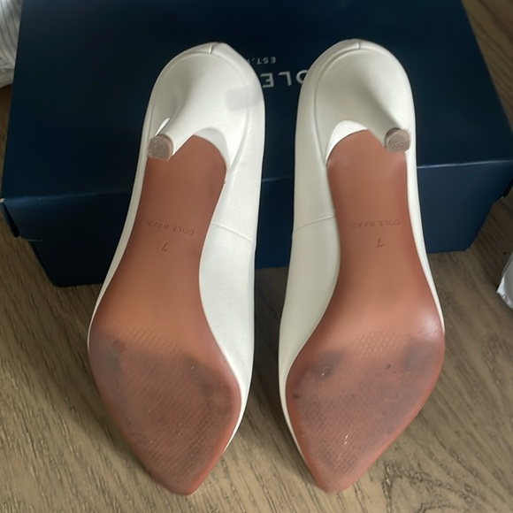 Like New - Cole Haan Gemma Logo Pump in Ivory Leather - Picture 8 of 13